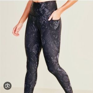 Old navy black snakeskin elevate active leggings size small petite